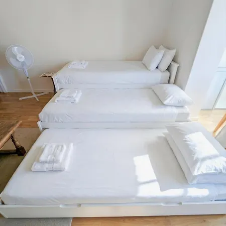 Cozy Sleeps 5, Near Lisbon & Beaches, Cacilhas * 阿尔马达