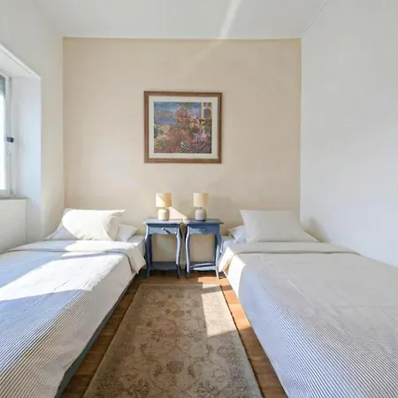Cozy Sleeps 5, Near Lisbon & Beaches, Cacilhas *